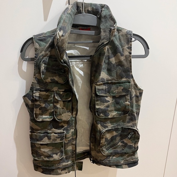 COPY - Multi pocket zip down camo vest - Picture 1 of 3